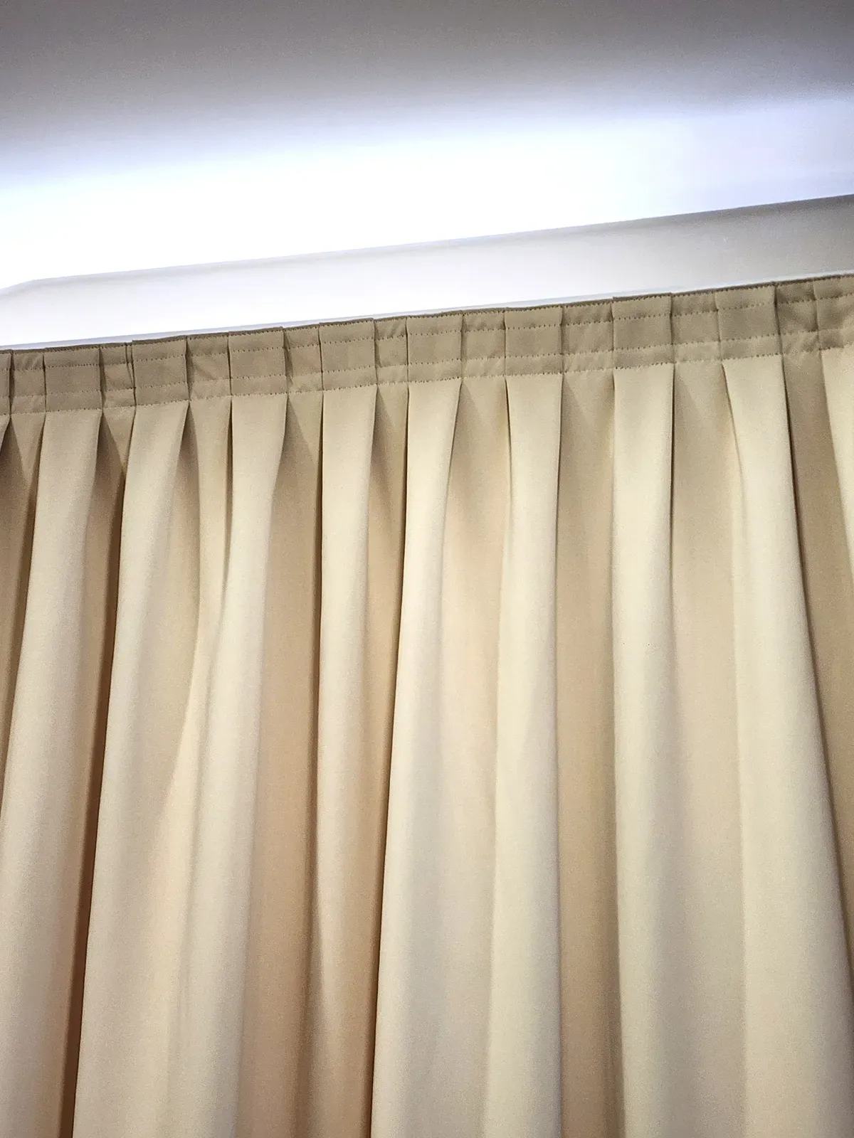Cortina Prense Plano — instalación 1