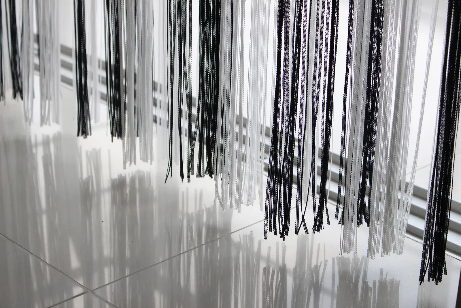 Strings — instalación 5